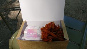 Sweet potatoes can be eaten with ketchup and mayo, but it is still very tasty without any sauce at Naked Burger - 6ème in Paris