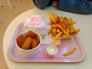 Frites cajun et nuggets at Naked Burger - 6ème in Paris
