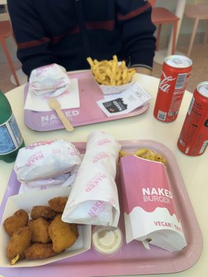 Meravigliosoooo! Tutto squisito! Di una qualità super! I Nuggets come quelli veri! Così come tutto il resto! Super consistito il cheesy bacon! Peccato che non esiste in Italia   at Naked Burger - 6ème in Paris