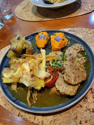 Seitan with sweetpotatoe and potatoechips at Santo Seitan in Sao Miguel