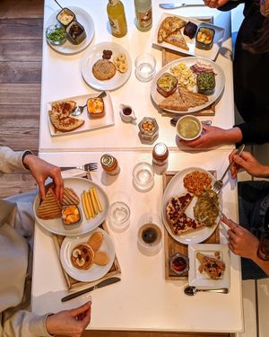 Une tablée at L'Alter d'en face in Louvain-la-neuve