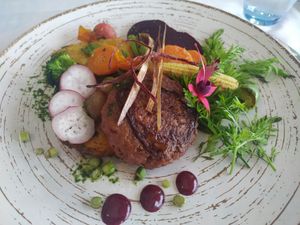 Hamburguesa vegana (beyond meat) con boniato, salsa remolacha y ensalada at Sea View in Porto Moniz