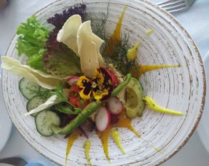 Hummus con ensalada y salsa de maracuyá at Sea View in Porto Moniz