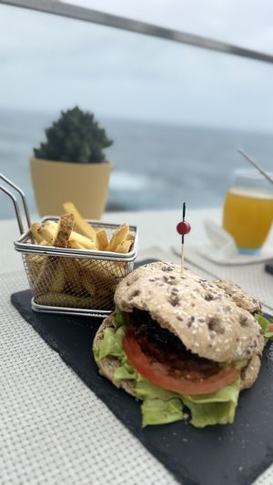 Veganer Burger mit geschmolzenen Zwiebeln, Guacamole und Pommes   at Sea View in Porto Moniz