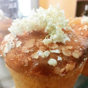 Muffin alle carote con succo di arancia rosse e fiori di sambuco at Il Posticino in Turin