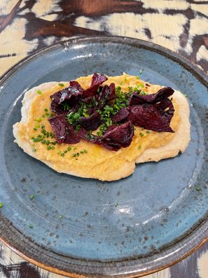 Coca con hummus de coliflor y chips de remolacha  at La Mujer de Verde in Mallorca