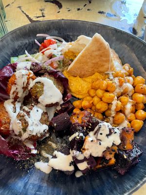Mezze Plate de Israel  at La Mujer de Verde in Mallorca