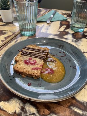 Plum cake w peach and strawberry coulee   at La Mujer de Verde in Mallorca