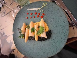 Espárrago blanco de la vera sobre mayonesa de pimentón ahumado y pure de boniato con microbrotes, aire de lima y hoja de sisho.  at La Mujer de Verde in Mallorca