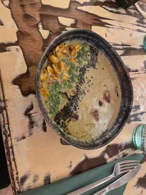 CURRY VERDE DE REMOLACHA CON PAKORAS DE OKRA  at La Mujer de Verde in Mallorca