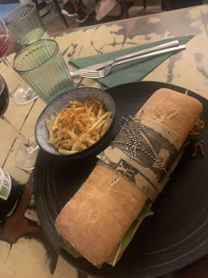 Pan brioche, pimientos verdes fritos, pasta de tomate
seco, Heura especiada, espinacas, mayonesa de hoisin y cebolla morada encurtida  at La Mujer de Verde in Mallorca