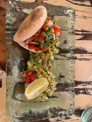 
Pan bao relleno de jackfruit, guacamole, pico de gallo, lima, cilantro y chile  at La Mujer de Verde in Mallorca