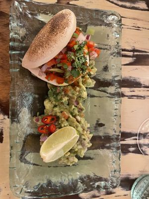 Panino cinese con jackfruit, guacamole, pico de gallo, lime, coriandolo e chili  at La Mujer de Verde in Mallorca