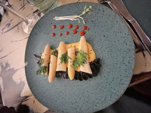 Asparagi bianchi con mayonnaise alla paprika, crema di patate dolci e germogli  at La Mujer de Verde in Mallorca
