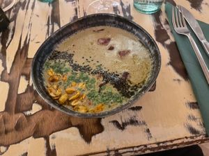 Curry verde con barbabietole e arachidi accompagnato da riso basmati, verdure in pastella e salsa al mango  at La Mujer de Verde in Mallorca