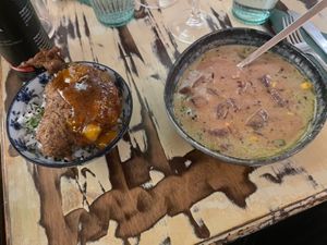  Curry verde con barbabietole e arachidi accompagnato da riso basmati, verdure in pastella e salsa al mango  at La Mujer de Verde in Mallorca