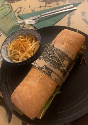 Sandwich con peperoni grigliati, spinaci, Heura, mayonnayse, salsa di pomodoro e cipolle rosse  at La Mujer de Verde in Mallorca