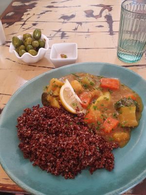 Qunioa roja con verduras at La Mujer de Verde in Mallorca