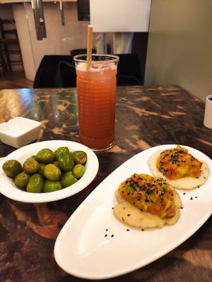 Paté de pimientos de piquillo con pan de semillas, crudités y pico de gallo (1

op.) at La Mujer de Verde in Mallorca