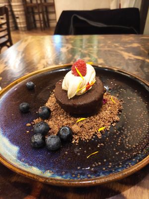 Brownie de avellanas con nata de vainilla at La Mujer de Verde in Mallorca