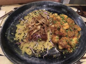 Mezze plattee (ñoquis a la norma y  tofu tandoori)  at La Mujer de Verde in Mallorca