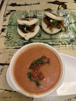 Bao de shitake y sopa de tomate y alabahaca  at La Mujer de Verde in Mallorca