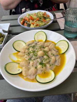 Hinten: grünes Curry mit Reis; vorne Gnocchi in Pilzrahmsoße (Hauptgang)  at La Mujer de Verde in Mallorca