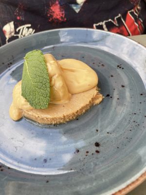 Kokosküchlein mit Karamellsoße  at La Mujer de Verde in Mallorca