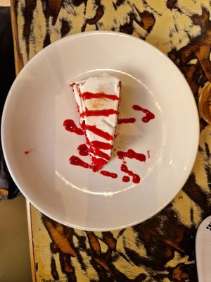 The super delicious and very red cake at La Mujer de Verde in Mallorca