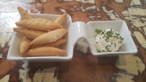 Free starter (bread and aioli) at La Mujer de Verde in Mallorca