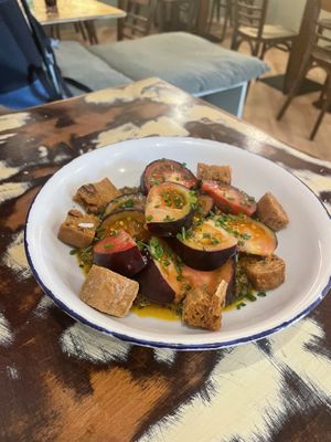 Blue tomato salad  at La Mujer de Verde in Mallorca