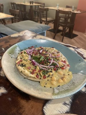 Indian bread with hummuss  at La Mujer de Verde in Mallorca