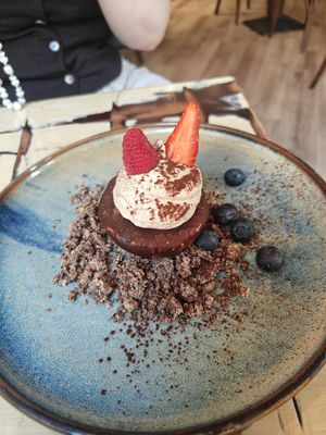 Geweldig toetje!!! (je proeft chocolade, ferrero rocher, kinder bueno)
Prachtig opgediend at La Mujer de Verde in Mallorca