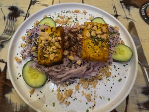 Thai-style tofu with rice noodles and red cabbage at La Mujer de Verde in Mallorca