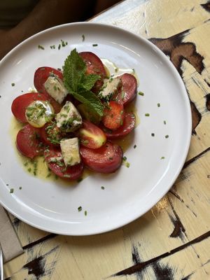 „blue forte“ cheese on a tomato and strawberry bouquet   at La Mujer de Verde in Mallorca