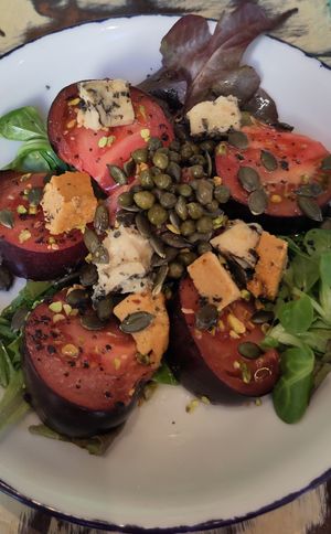 Starters: blue tomato with cheese at La Mujer de Verde in Mallorca