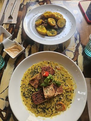 Tofu e lenticchie e stufato di seitan at La Mujer de Verde in Mallorca