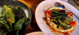 Pimentos padron e espargos bio com hummus e morangos at Sala141 in Guimaraes