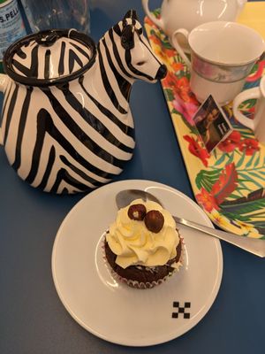 Cupcake and tea at Kitsch Café in Epernay
