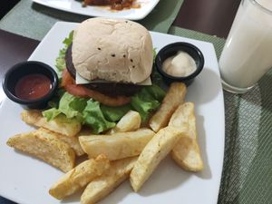 Vegan burger and chips that includes the daily juice (Guanabana) at La Mesa Vegetariana in Bogota