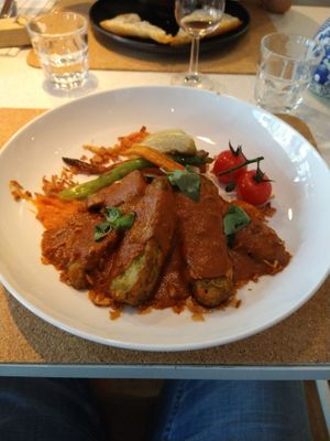 VEGAN TEMPEH CURRY | GEMBER BLOEMKOOL RIJST | KROKANTE UITJES | THAISE BASILICUM
Very nice! at Juuls Domburg in Domburg