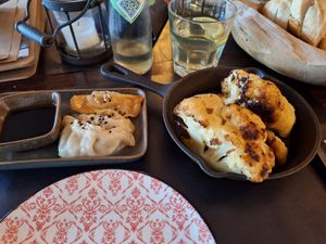 "Vegan" staat niet specifiek op de kaart vermeld. Het personeel was zeer behulpzaam en bepaalde aan de hand van de allergenenlijst welke zaken wel vegan waren. Zo toch een maaltijd at Eeterij Kaai 10 in Sluis