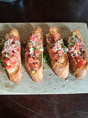 Bruchetta met tomaat, look en olijfolie. at Eeterij Kaai 10 in Sluis