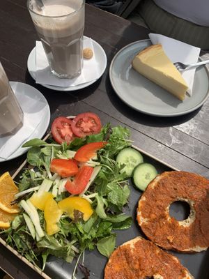 Veganer Chai-Latte & Bagel mit Pesto und Salat   at Café Gemach in Bielefeld