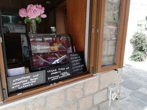 Sign that says: "vegan pizza and spagetti"  at Buffet Atlas in Cavtat