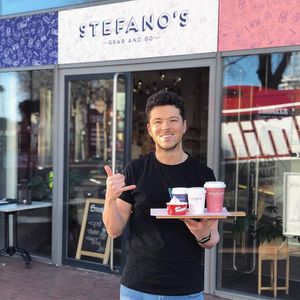 De mega aardige eigenaar voor de zaak at Stefanos in Deventer