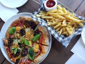 Vegan Margherita with Zucchini & Rosemary Salt Chips at Hemingway's Brewery in Port Douglas
