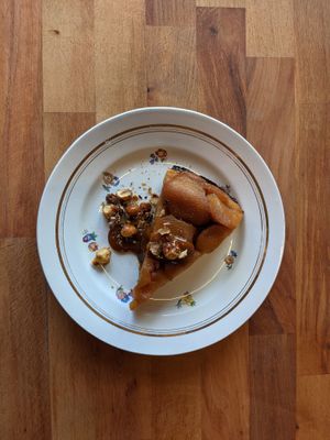 Tarte tatin et noisettes torréfiées at Auberge de Boffres in Boffres