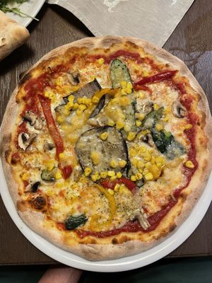 Vegetarian pizza with vegetables   at Almhof Wirtshaus in Nauders