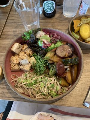 tigela oriente com tofu flambado, Vegetais salteados e saladas verdes   at Camelia Ododo in Sao Paulo